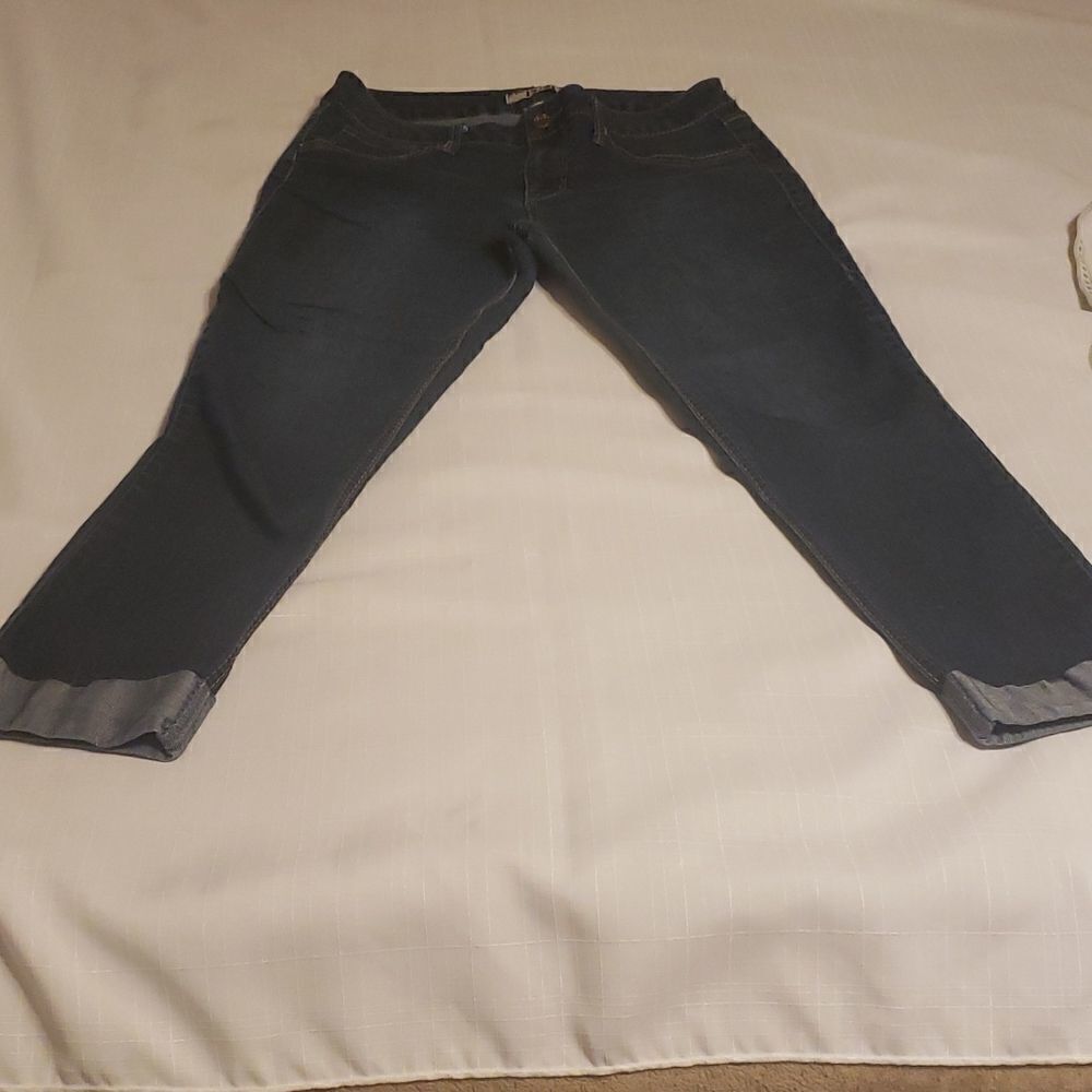 17/21 size 8 jeans. - Picture 6 of 8